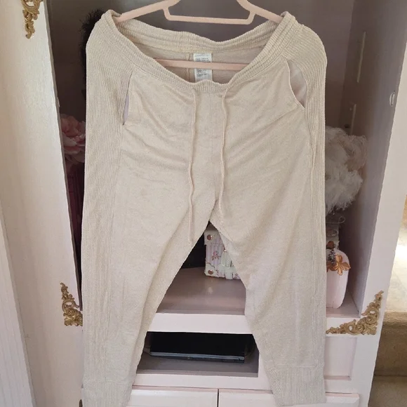 Cream Gilly Hicks Dreamworthy Soft Ribbed Set, Joggers, Sweater, Shorts. Size M - Picture 5 of 11